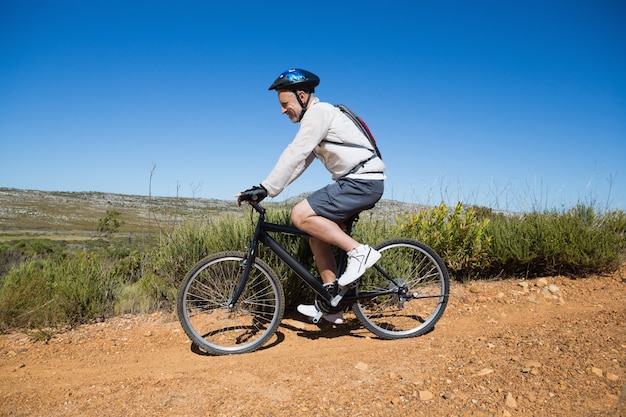 Fit Radfahrer auf dem Gelände