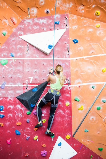 Fit rubia escalada en el interior