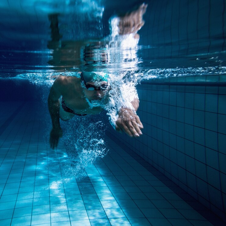 Foto fit-schwimmer, der alleine trainiert