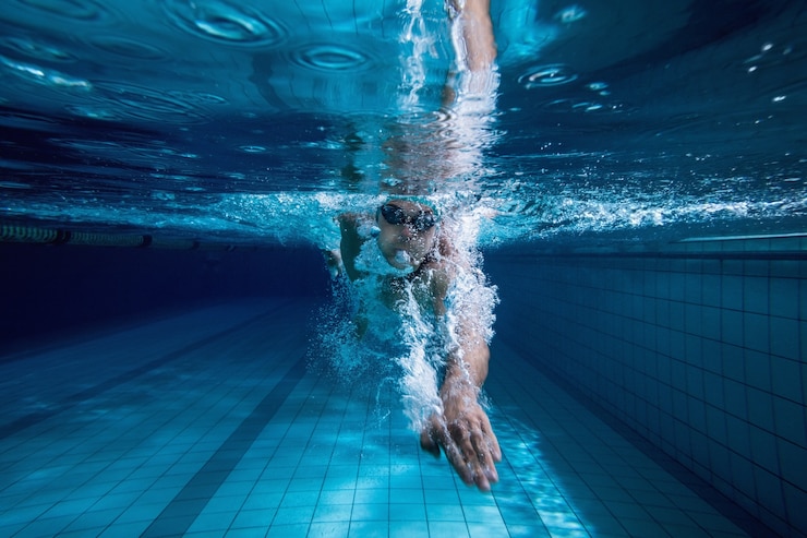 Foto fit-schwimmer, der alleine trainiert