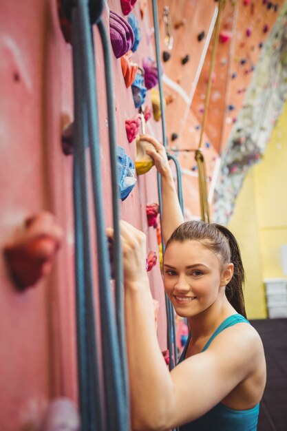 Fit woman rock escalando dentro