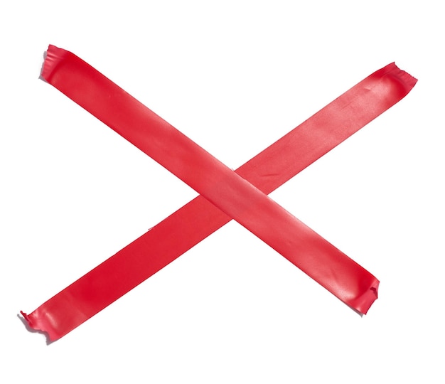 Fita adesiva vermelha cruzada em um fundo branco e isolado