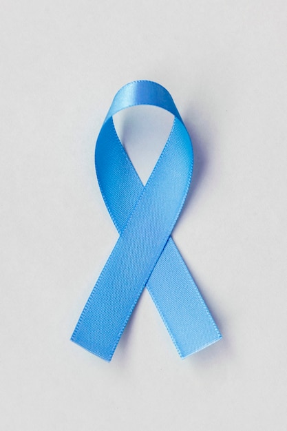 Fita azul de prevenção do câncer de próstata. Novembro azul. A saúde dos homens