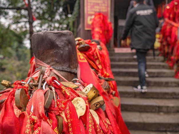 Fita da bênção vermelha na montanha tianzi da ponte natural de tianxiadiyiqiao no parque florestal nacional de zhangjiajie