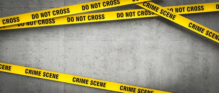 Foto fita da cena do crime em fundo de parede de concreto