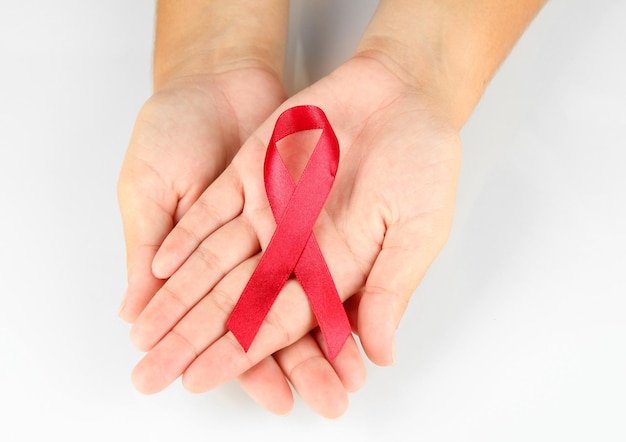 Fita de AIDS nas mãos isoladas em branco