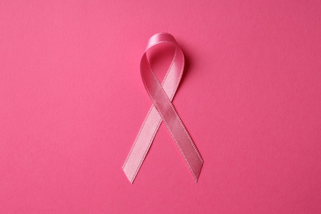 Fita de conscientização do câncer de mama em fundo rosa