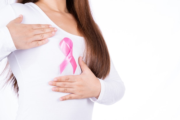 Foto fita de conscientização do câncer de mama isolada no peito da mulher