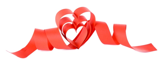 Fita de papel vermelha em forma de coração isolada no branco