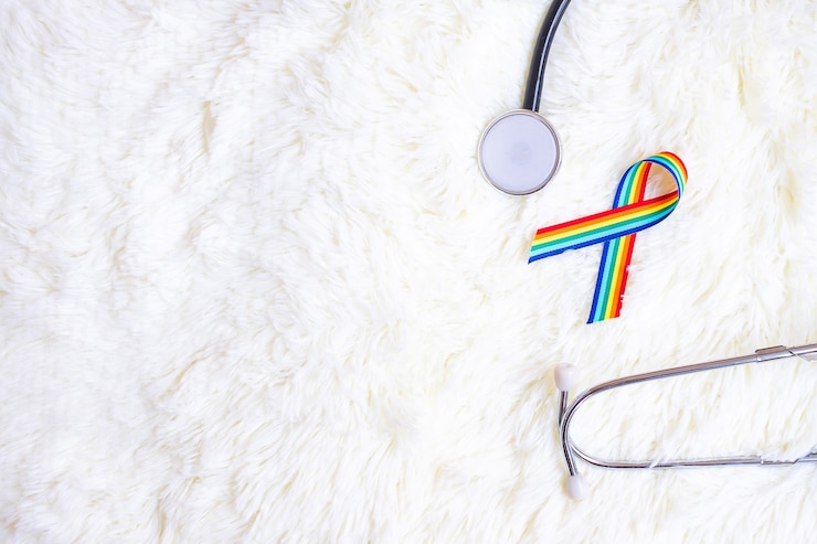 Foto fita do arco-íris lgbtq com estetoscópio sobre fundo branco peludo