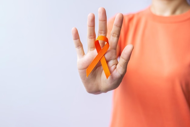 Fita Laranja para Leucemia Dia Mundial do Câncer de Rim Esclerose Múltipla CRPS Mês de Conscientização de Autolesão Cuidados de saúde e conceito de dia do câncer de palavra