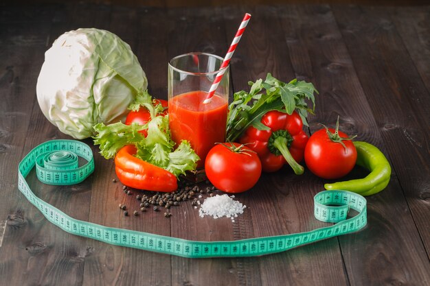 Fita métrica com tomate
