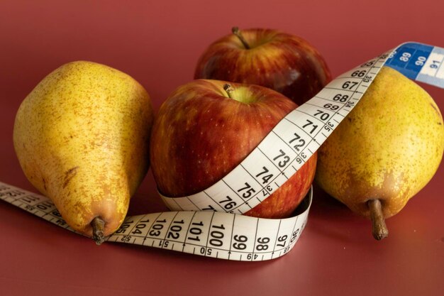 Foto fita métrica e maçã simbolizando dieta e obesidade