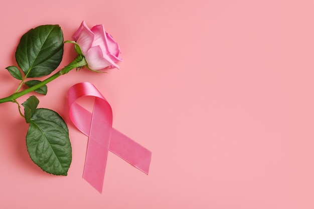 Fita rosa e rosa em fundo rosa. conceito do mês de conscientização do câncer de mama
