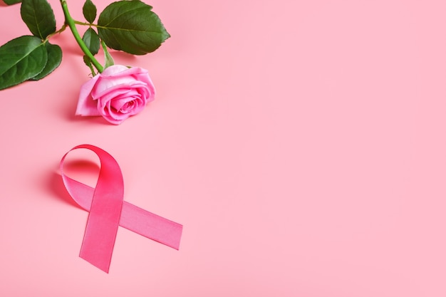 Foto fita rosa e rosa em fundo rosa. conceito do mês de conscientização do câncer de mama
