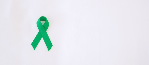 Foto fita verde para apoiar pessoas que vivem e adoecem. fígado, vesícula biliar, ducto biliar, rim, câncer e conceito do mês de conscientização sobre linfoma