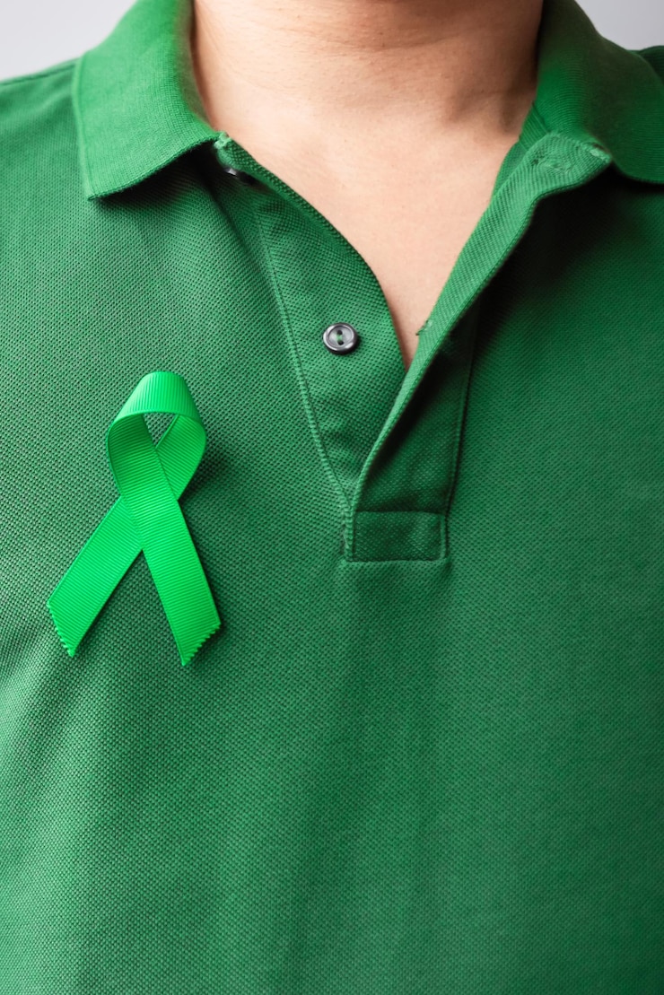 Foto fita verde para fígado vesícula biliar rim cervical câncer e linfoma mês de conscientização cuidados de saúde e conceito do dia mundial do câncer
