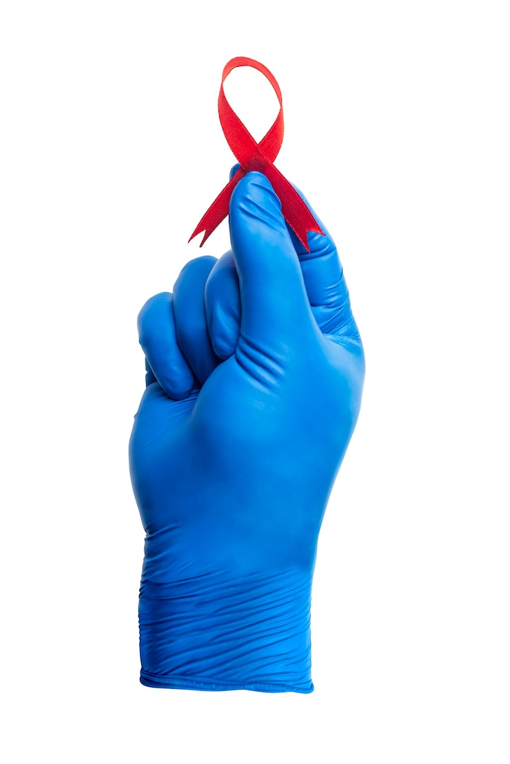 Foto fita vermelha e luva médica com fundo branco. conscientização da fita hiv-aids