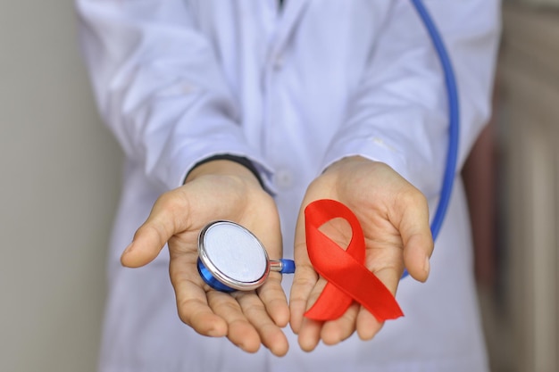 Fita vermelha na mão dos médicos para conscientização sobre a AIDS