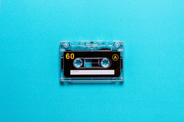 Fitas cassete áudio vintage na parede azul.