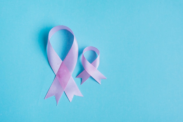 fitas cor-de-rosa em um fundo azul fitas de câncer fundo conceito de câncer