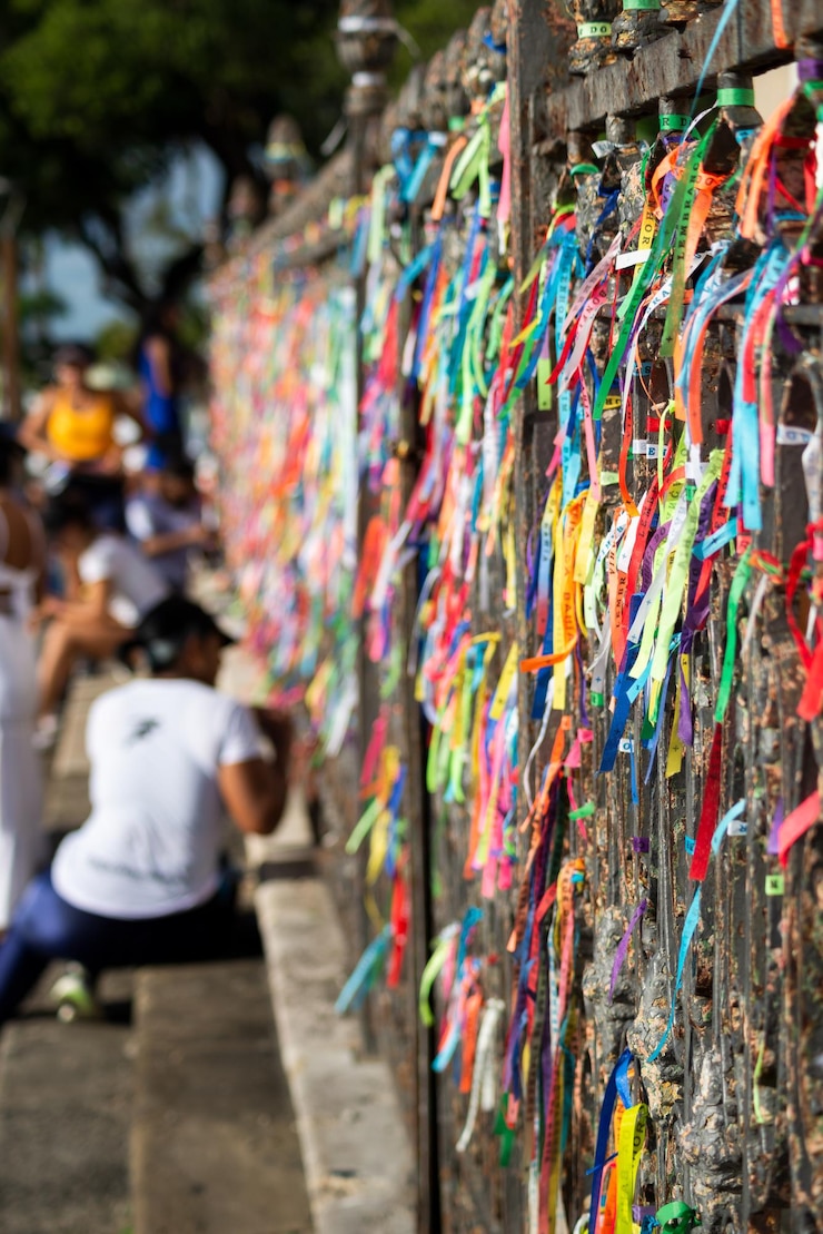 Foto fitas de lembrança amarradas ao corrimão de ferro da igreja senhor do bonfim na cidade de salvador bahia