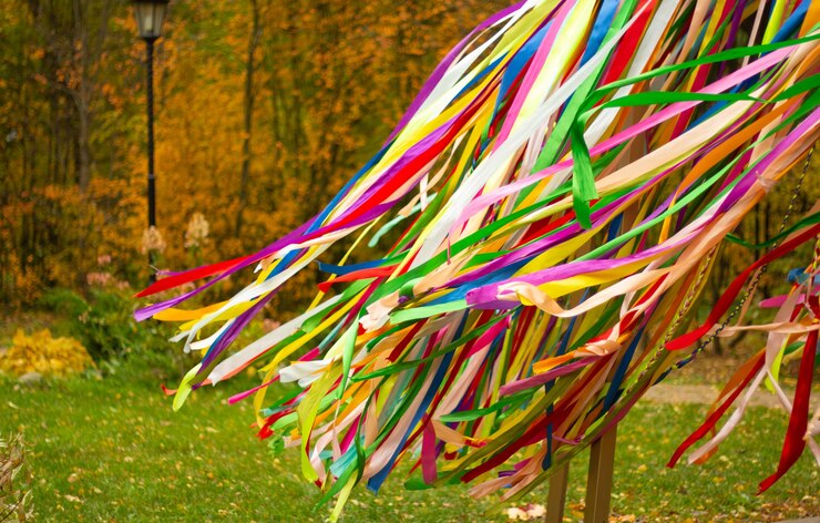 Foto fitas multicoloridas brilhantes tremulam ao vento