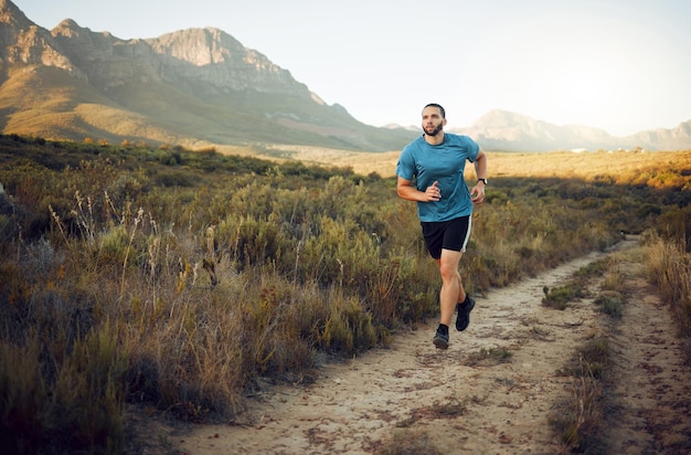 Fitness Berg- und Läuferlauf auf einem Trail in der Natur für Bewegungstraining und Cardio-Training im Freien Sportliche Herausforderung und aktiver Sportler mit Ausdauerdisziplin und gesundem Körper in Italien