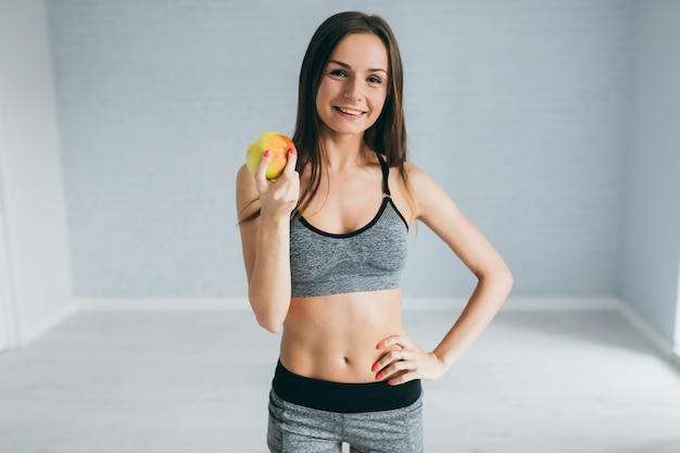 Fitness chica comiendo saludable