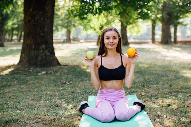 Fitness chica comiendo sano en el parque