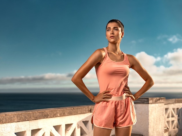 Foto fitness chica descanso después de practicar yoga o correr al aire libre concepto de fitness descargar una foto para