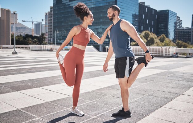 Foto fitness city y pareja estirando las piernas para hacer ejercicio, salud o bienestar diversidad de corredores deportivos o hombres y mujeres felices se calientan, se preparan o se preparan para entrenar o correr al aire libre en la calle