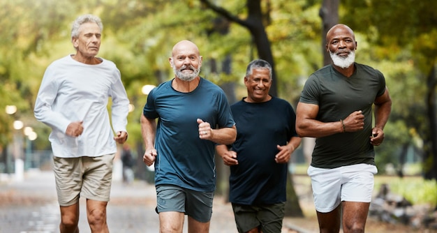 Fitness corriendo y un grupo de hombres mayores haciendo ejercicio y haciendo ejercicio juntos en el parque el fin de semana Amistad con la naturaleza y hombres mayores haciendo deportes al aire libre para el bienestar de la salud y el cuidado del cuerpo