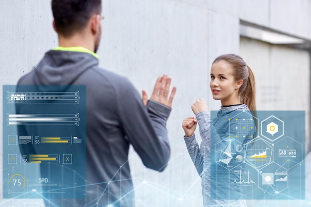 fitness, deporte, autodefensa y concepto de personas: mujer feliz con entrenador personal haciendo huelga al aire libre