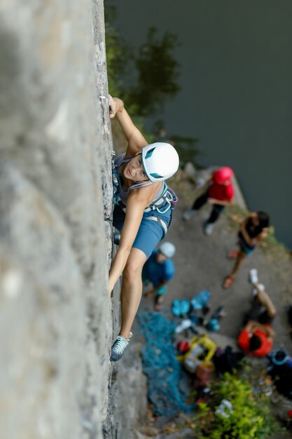 Fitness, deporte extremo y concepto de estilo de vida saludable: el escalador supera la desafiante ruta de escalada. Una niña sube a una roca. Mujer dedicada al deporte extremo. Pasatiempo extremo.