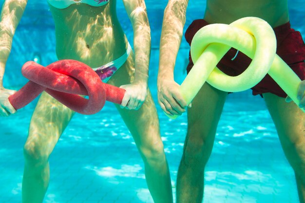 Fitness: deportes y gimnasia bajo el agua en una piscina o spa