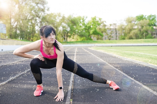 Fitness deportivo mujer muriendo ejercicios al aire libre entrenamiento.