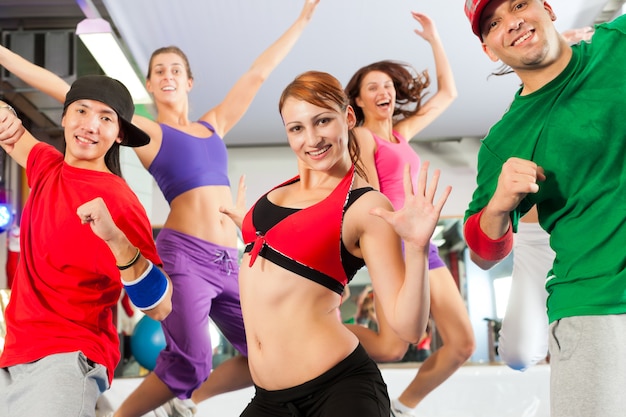 Foto fitness: entrenamiento de baile zumba en el gimnasio