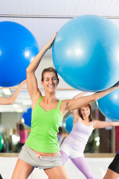 Fitness: entrenamiento y entrenamiento en el gimnasio