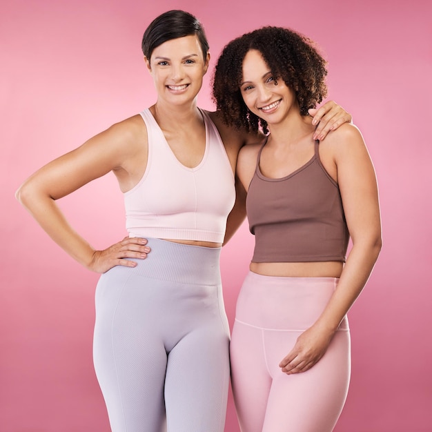 El fitness es un estilo de vida. Retrato recortado de dos atractivas atletas jóvenes posando en el estudio con un fondo rosa.