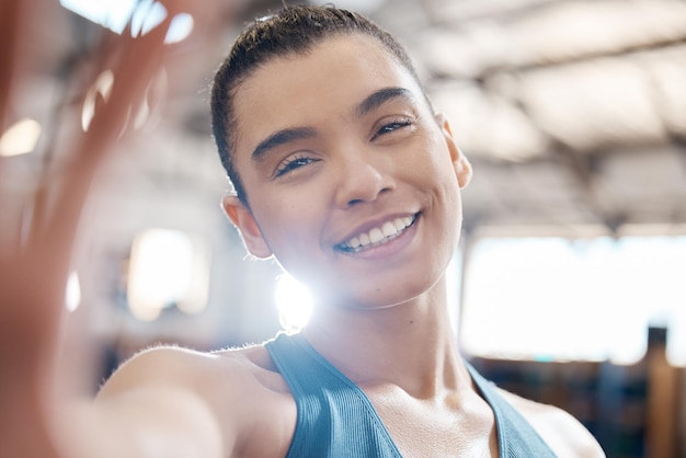 Fitness esportivo e selfie com uma mulher na academia para exercícios de treinamento e saúde Retrato de uma jovem atleta se exercitando e malhando em um clube de saúde para esporte de bem-estar e estilo de vida