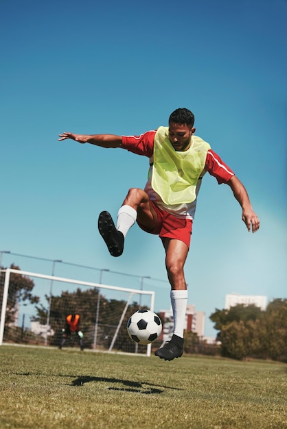 Foto fitness esportivo e treinamento de futebol com jogador de futebol em chute de bola de futebol em um campo de futebol, exercício de energia e paixão futebol esportivo e prática de bola de jogador de futebol no campo de futebol