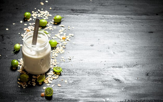 Fitness Essen. Müsli mit Milchcreme und Stachelbeeren.