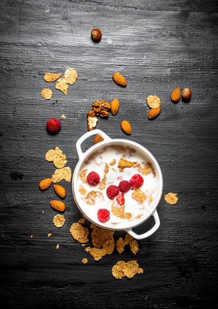 Fitness Essen. Müsli mit Nüssen und Beeren.