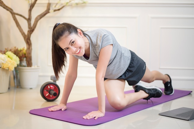 Fitness Frau Übung zu Hause