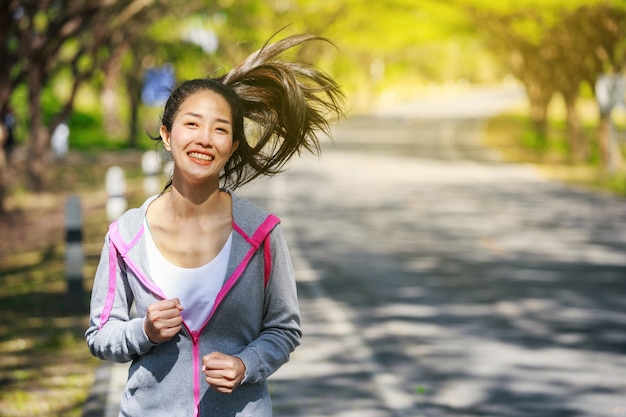 Fitness Frau läuft im Park