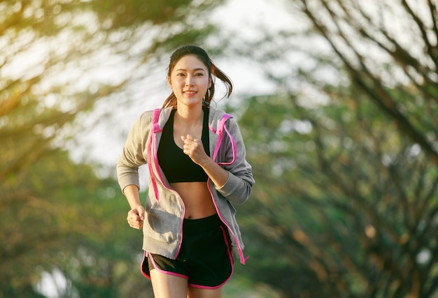 Fitness Frau läuft im Park