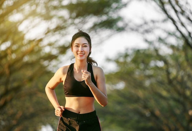 Fitness Frau läuft im Park