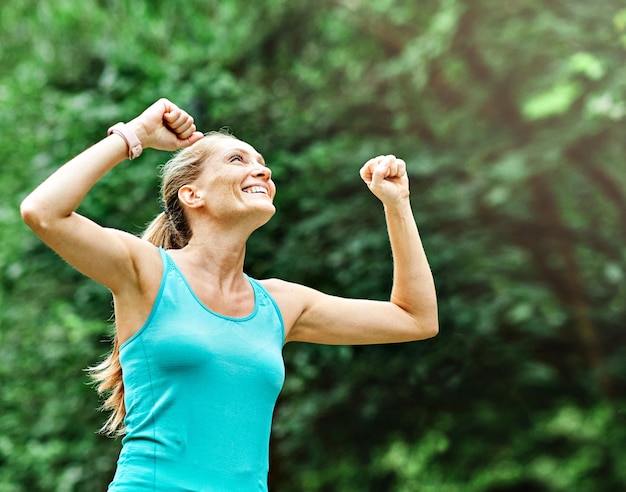 Foto fitness frau sport übung sieg erfolg feiern sport gewinner gewinner wettbewerb glück glücklicher athlet gewinn leistung meister stärke entschlossenheit motivation.