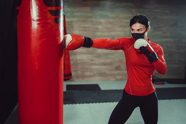 Fitness-Frauenboxen mit Gesichtsmaske